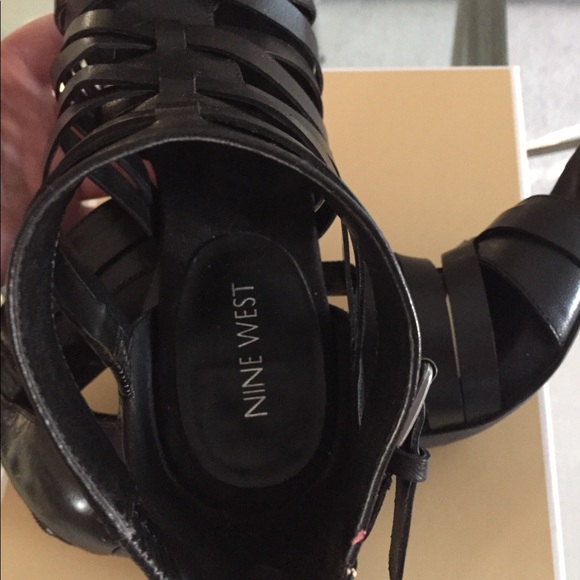 Black Nine West strappy sandals - Picture 3 of 4